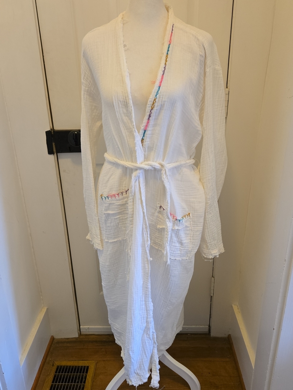 NATURAL LIFE White Gauze Robe with Multicolor Stitching Raw Edge Size S/M